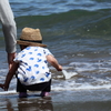 熱海海水浴場で賑やかな水遊び