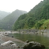 雨の川遊び