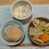 鶏肉野菜味噌汁 新規作成。あずきごはん(甘いやつ)。きな粉ごはん。桃を剝く。