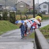 登校の風景：雨の中の登校、交通当番