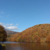 湖と木々と蔵王との雄大な紅葉・宮城県「長老湖」