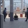 大阪 りんくうタウン駅で刃物男が鉄道会社の社員刺す動画が衝撃 若い方の顔を狙った非道な犯行 