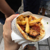 ギリシャ旅行10. 食事　ギリシャ定番のファストフード、スブラキ