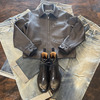 ATTRACTIONSのレザーアイテムで”大人カジュアル”でワンランクアップの着こなしを♬BILT BUCKLot.706  Deerskin Stag Jacket と SKOOBコラボアイテム  Lot.A20021  Side Gore Dress Boots