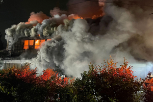 上越市大貫2の割烹旅館「晴山荘」で火災　爆発音上げ激しく炎上