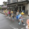 登校の風景：雨が降り出した