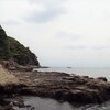 干潮へ向かう江の島、トンビ、そしてピンク色