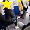 中国河南省鄭州市から開封市に向かう滴滴バスの中にウサギがいる風景