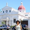 コスタリカ　背景は散歩道にある教会