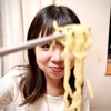 麺を食べながら寝る娘