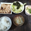 鶏むねチャーシュー、豆腐揚げ卵、レタスサラダ、味噌汁