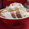 ラーメン二郎 上野毛店 - 盛り盛りヤサイ、艶々アブラ、しっとりしなやか柔らか麺、赤身脂身良い所取りの3塊豚。ラストロット最後の余り在庫の良い所をかき集めて盛ってくれたような一杯。"少し薄味" 初検証。改めて "カラメ" コール検討。"焦がしネギ" のお裾分け。イベント豊富で考察捗る。