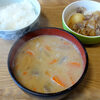 今日の食べ物　朝食にモツ煮込みと肉じゃが