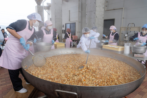 直径2mの特注鍋で3000人前のちゃんこ鍋　上越市のリボーンが「地産地消大鍋フェスタ」