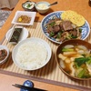 牛肉スパイス炒めと納豆小鉢の朝ご飯を食べ、ひどい濃霧の中安全運転した。