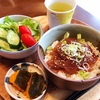 朝食ワンプレート、びんちょうまぐろ漬け丼、レタスサラダ、かぼちゃ煮、緑茶