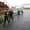 登校の風景：霧雨の登校　