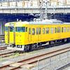 自転車置き場で見た回送で止まる黄色一色の115系電車