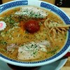 酷暑な夏に汗垂らしながらラーメンを食べる男