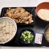 『吉野家』にて「牛皿麦とろ御膳」。