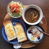 今日の朝食ワンプレート、チーズトースト、カレースープ、キムチキャベツサラダ、フルーツヨーグルト