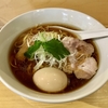 【今週のラーメン４２９３】 麺や ほころび （東京・不動前） 鶏そば ＋ 半熟味付け卵　〜明るい鶏エキス感と和出汁の落ち着き！上品にじわじわと滲み出す旨味！オススメ穏やか鶏醤油！