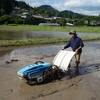 田んぼの水漏れと田植機