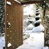 雪に映える伝統的なトピアリー