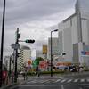 今また梅雨時、あの時の駅は