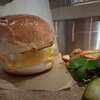 クラフトビールバーのハンバーガー