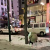 在日本，成年人不应该让孩子在路边撒尿。In Japan, you’re not allowed to let children pee on the side of the road.