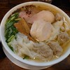 三重県四日市市にある全国的にも有名なラーメン屋さん、鉢ノ葦葉で塩ちゃーしゅーわんたん麺大盛＋味ごはん小。