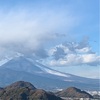 富士白し次郎の家も雪ならん（あ）