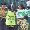 蛙亭イワクラ　プロ野球選手も“伊藤”推し　始球式で首に阪神・伊藤将司のタオル