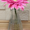 ピンクのお花と大きな花瓶