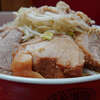 ラーメン二郎 上野毛店 - 上野毛店独自の、声を出し合ってスタッフ総出でチームワークで作り上げる連携スタイルは見ていて気持ちが良い。アブラは久しぶりに気持ち筋張った成分あり。薄味スープはヤサイとの相性がいつになく良い。深みのある潤い豊かなモヤシスープはもはや清涼飲料水。豚は厚めのものが3.5枚と嬉しい十分量。カタカタニンニクソバに舌鼓。