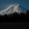 富士山に雪煙立つ