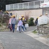 登校の風景　正門へ続く坂道