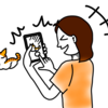 スマホのカメラで写真を撮る人【無料ダウンロード】（フリーイラスト／フリー素材／無料イラスト／お絵描き／ラクガキ）