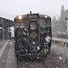漆黒の特急「はやとの風」で歩きながら雪と風評被害の霧島温泉郷を訪ねる
