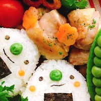 顔おにぎり 型不要 キヌアごはんで三角おにぎりちゃん 動画レシピ お砂糖味醂なし生活 ほっこりおうちごはん