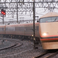 東武鉄道100系スペーシア103Fに「東武鉄道×台湾鉄路  友好協定締結10周年記念」装飾