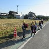 登校の風景：秋晴れのたんぼ道