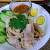 【今日の食卓】昼にカオマンガイ（中国の海南鶏肉のタイ版）～いつもは鶏肉とご飯が別々だが、ご飯の上に乗っている