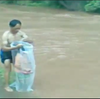 ビニール袋を使い氾濫した川を渡るベトナムの子供たち