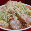 ラーメン二郎 上野毛店 - キャベツの緑が本当に色鮮やか。ヤサイがふんだんに含まれてそうな有機的な味わいのスープは、もはやタンパク質入りヤサイジュース。麺はもっちりとした仕上がりがクセになる。スープとの絡みが本当に絶妙。豚もしっかり予熱でホクホクジューシー。癒しのベクトルに寄せた一杯。余韻で空気が美味しい。