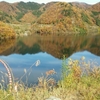 高山のあるダム湖にて