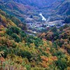 錦秋に抱かれる山村