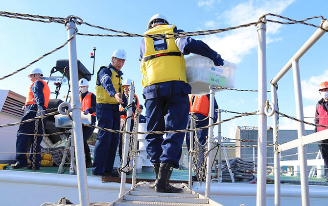 陸地からの復旧活動が困難な場合に備える。海上から通信機材を届ける合同災害訓練を海上保安庁と実施