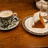 渋谷の「茶亭羽當」でカフェオレ、シフォンケーキ（シナモン）。